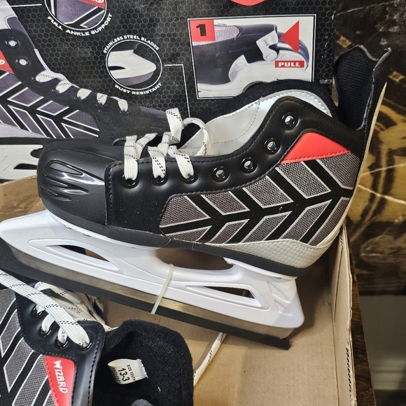 Adjustable Black and Gray Ice Skates with Reinforced Ankle Support - Picture 6 of 9